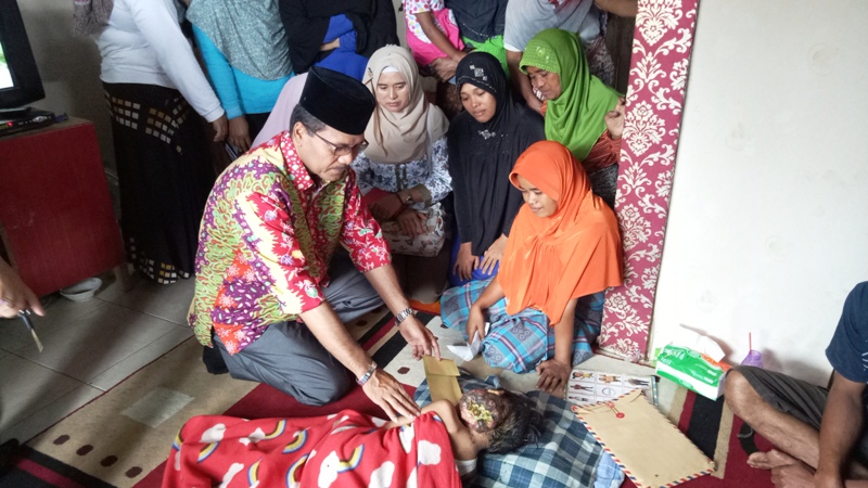 Irfendi Arbi mengunjungi Parlan (6) bocah penderita tumor di Andaleh
